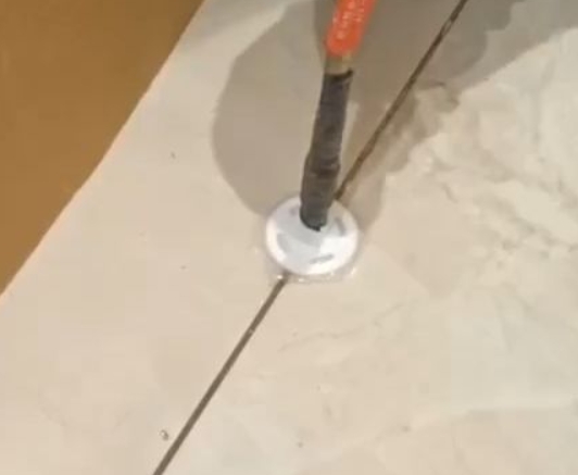 福州市瓷砖空鼓维修公司专业解答瓷砖在铺贴过程中，如果没有涂抹均匀到位的粘结材料（如水泥砂浆或瓷砖胶），可能会导致以下问题