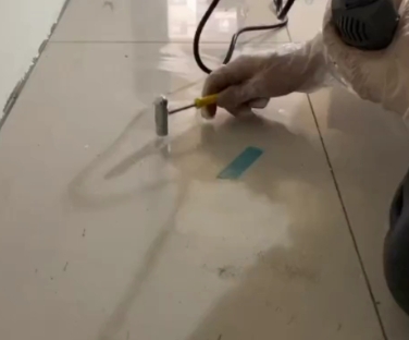福州市瓷砖开裂维修公司专业分享瓷砖在铺贴前如果没有沥干水分，将会导致以下问题